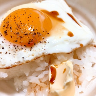 朝食にどうぞ☆目玉焼きバター醤油ごはん